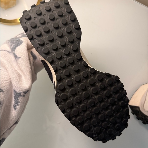 New Balance 327 White and Black Sneakers - Picture 4 of 6